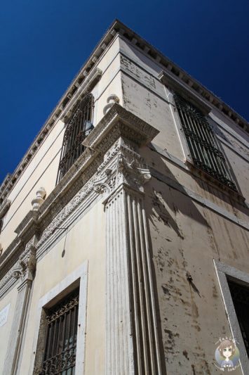Blick an einer Kirche in Venedig empor