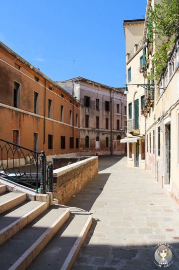 Spaziergang durch die Gassen bei unserem Tagesausflug in Venedig