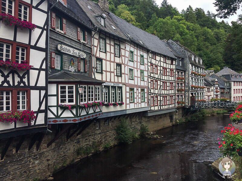 Historische Altstadt von Monschau mit schönen Gebäuden