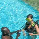 Erste Tauchuebungen im Pool