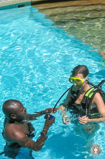 Erste Tauchuebungen im Pool