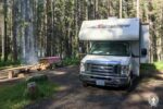 Ein Wohnmobil auf einem Campingplatz im Nationalpark in Kanada