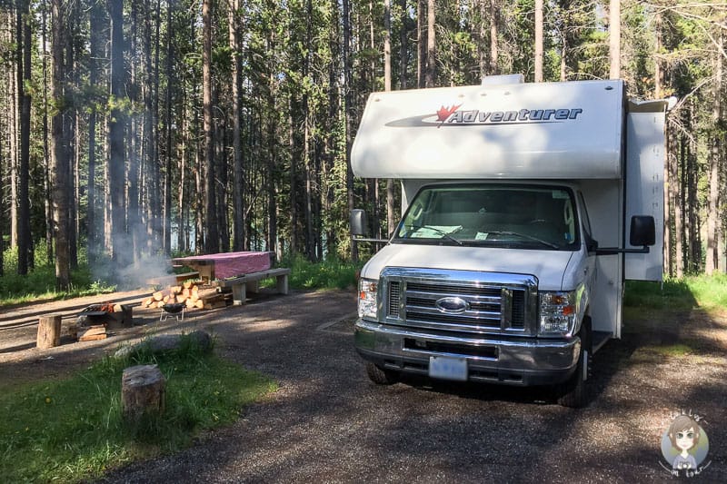 Ein Wohnmobil auf einem Campingplatz im Nationalpark in Kanada