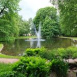 Blick auf einen Springbrunnen im Schlosspark Oslo