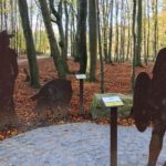 Eine Station zum Thema Waldarbeiter auf dem Wilden Weg am Kermeter