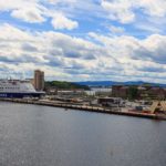 Blick auf ein großes Schiff im Hafen von Oslo