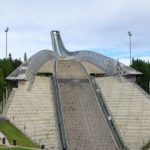 Blick von unten auf die beeindruckende Holmenkollenschanze in Oslo