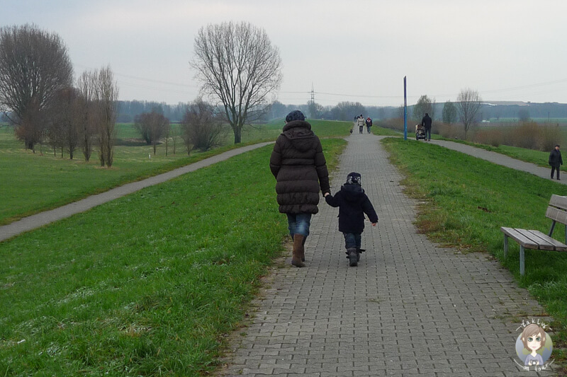 Eine Frau geht mit einem Kind spazieren