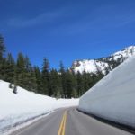 Meterhoher Schnee am Straßenrand auf dem Weg durch die Kaskadenkette zum Crater Lake