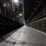 Der Fussweg der Harbour Bridge bei Nacht