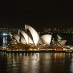Aussicht auf die Oper von Sydney von der Harbour Bridge bei Nacht