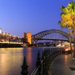 Ein toller Blick auf die Hafenpromenade und die Harbour Bridge in Sydney