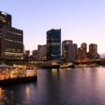 Blick auf die Waterfront in Sydney am Abend
