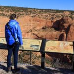 Frau genießt Aussicht auf Betatakin Canyon im Navajo National Monument