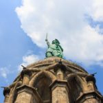 Ein Blick am Hermannsdenkmal im Teutoburger Wald empor