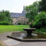 Blick in den Schlosspark Detmold mit dem Schloss im Hintergrund