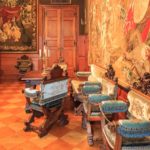 Schwere Möbel und dunkles Holz im Fahnensaal vom Schloss Detmold