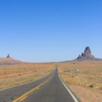 Die ersten Felsen auf dem Weg Richtung Monument Valley