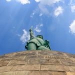 Ein Blick auf die größte Statue Deutschlands von der Aussichtsplattform vom Hermannsdenkmal
