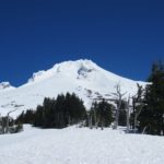 Der schneebedeckte Gipfel des Mount Hood beim Besuch der Kaskadenkette