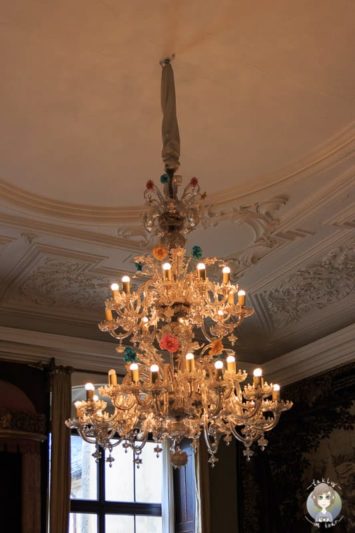 Ein beeindruckender Kronleuchter im Königszimmer vom Schloss Detmold