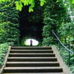 Ein Blick in den privaten Garten vom Schloss Detmold mit Treppe und Statue