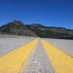 Gelbe Seitenstreifen auf dem Roadtrip durch die Kaskadenketter auf dem Weg zum Crater Lake