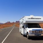 Ein Wohnmobil unterhalb vom berühmten Forest Gump Point nahe des Monument Valleys in Utah