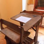 Blick auf eine Sitzbank eines alten Schulzimmers im Residenzschloss Detmold