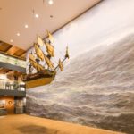 Ein riesiges Segelschiff hängt im Flur des Internationalen Maritimen Museums Hamburg