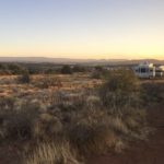 Camper im Sonnenuntergang in der Wüste nahe Cottonwood