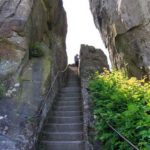 Eine der steilen Treppen zur Aussichtsplattform auf dem Grottenfels der Externsteine