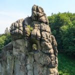 Blick auf den Turmfels mit Höhenkammer der Externsteine im Teutoburger Wald