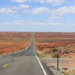 Ein Highway führt viele Kilometer geradeaus durch die Wüste von Utah