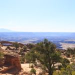 Tolle Aussichten auf den Mesa Arch von der Wanderung durch den Canyonlands Nationalpark