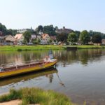 Blick auf die Weserpersonenfähre und die Stadtansicht von Herstelle