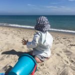 Pause auf einer Wohnmobilreise mit Kleinkind am Strand