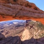 Der Mesa Arch und die beeindruckende Landschaft des Canyonland National Parks
