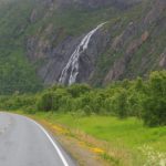 Ein Wasserfall an der Straße in Norwegen mit Wohnmobil