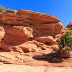 Sehenswerte Steinformationen auf der Wanderung zum Mesa Arch im Canyonlands National Park