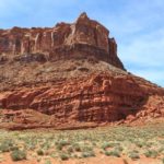 Aussicht auf rote Felsen auf der Fahrt Richtung Canyonlands National Park