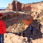 Touristen am Mesa Arch im Canyonlands Nationalpark