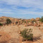 Aufgetürmte Steine und Felsen im Hintergrund an der Viewing Area in Moab