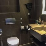 Ein Badezimmer im Doppelzimmer vom Novotel Hannover