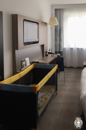 Doppelzimmer mit Babybett im Novotel Hannover