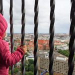 Ein Kind schaut von der Aussichtsplattform auf Hannover