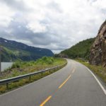 Anfahrt an einem Fjord entlang Richtung Brønnøysund und Torghatten in Norwegen