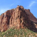 Blick auf einen roten Berg im Zion National Park