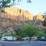 Camper dicht an dicht auf dem Zion Canyon Campground