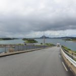 Eine Strasse mit Ausblick durch Brønnøysund in Norwegen